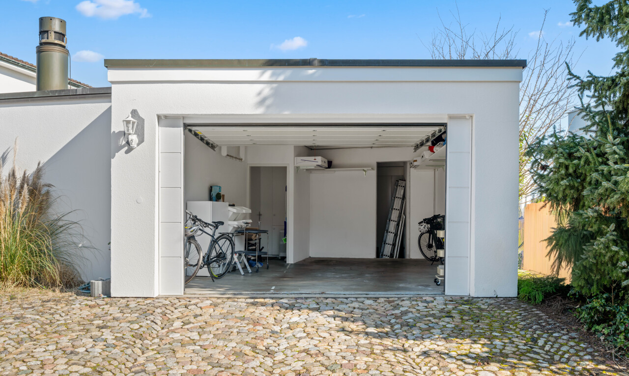 außenansicht mit garage, day time, property visible, und stuckverkleidung