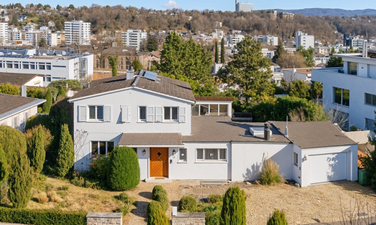 außenansicht mit day time, garage angeschlossen, solaranlage, und property visible