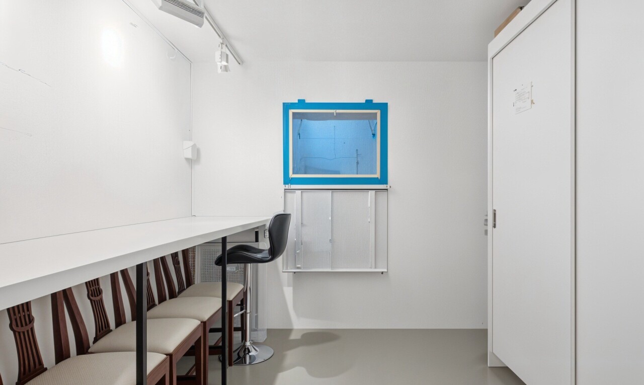 bureau avec concrete floor, sol en béton, drywall, cloison sèche, et finished concrete floor