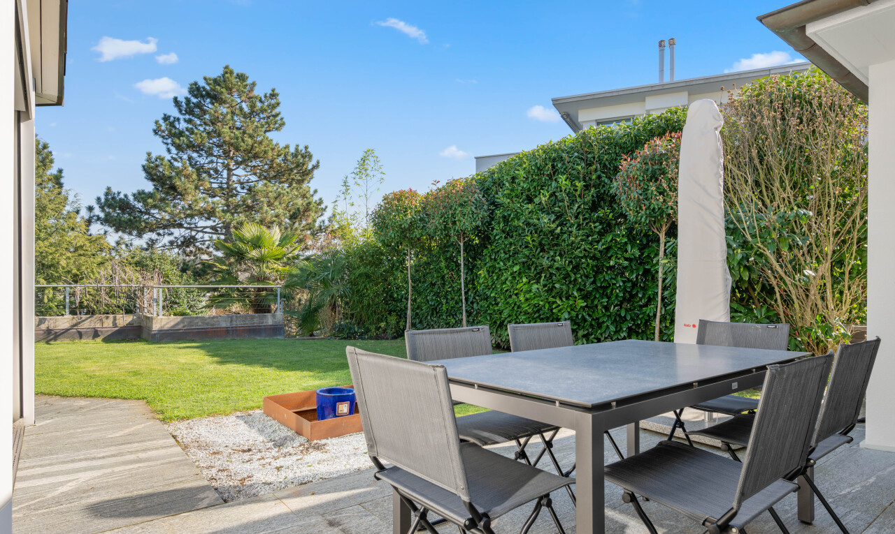 terrasse avec coin repas extérieur, from property, terrasse, day time, et pelouse