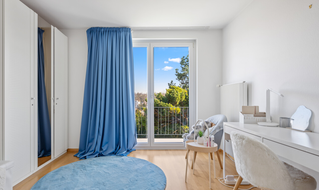 esszimmer mit wood finish floor, holzfußboden, natural light, natürliches licht, und kühler