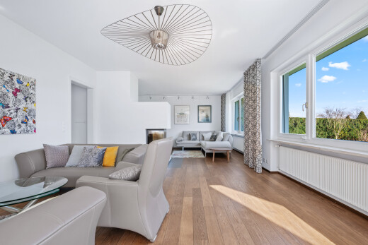 wohnzimmer mit holzfußboden, wood finish floor, kühler, inside property, und gipskartonwand