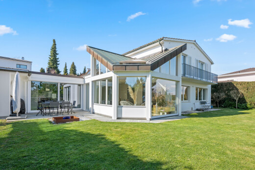außenansicht mit glasverkleidung, wintergarten, rasen, from property, und day time