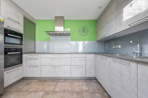 küche mit dunstabzugshaube, light floor, doppel backofen, inside property, und küchenrückwand beim herd