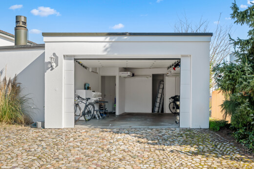 außenansicht mit garage, day time, property visible, und stuckverkleidung