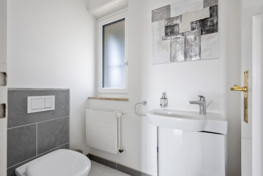 bad mit kühler, inside property, gäste-wc, gipskartonwand, und drywall