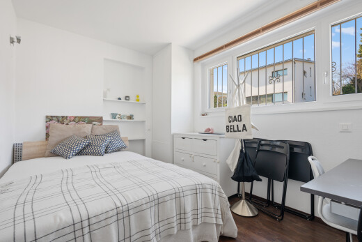 zimmer / schlafzimmer mit inside property, wood finish floor, holzfußboden, drywall, und gipskartonwand