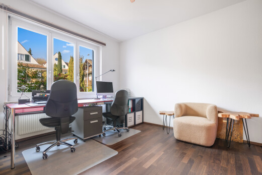 büro mit natural light, natürliches licht, wood finish floor, holzfußboden, und drywall