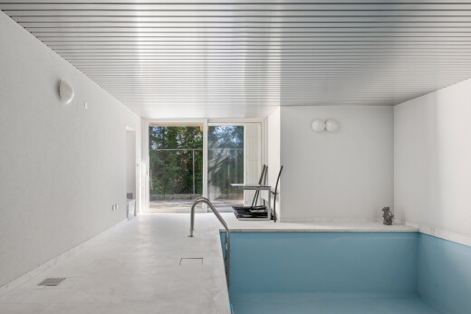 schwimmbad mit handlauf und inside property