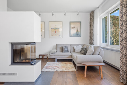 wohnzimmer mit inside property, deckenbeleuchtung, track lighting, holzfußboden, und wood finish floor