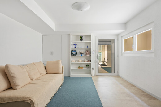 wohnzimmer mit drywall, gipskartonwand, inside property, natural light, und natürliches licht