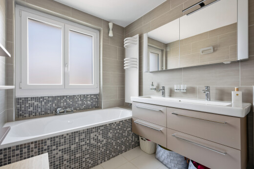 bad mit doppelwaschtisch, komplettes badezimmer, spiegel, natürliches licht, und natural light