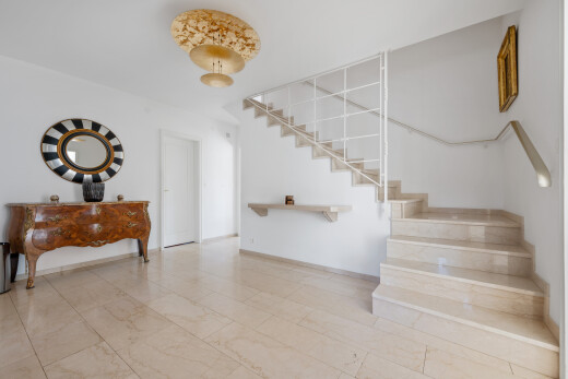 treppe mit treppen, gipskartonwand, drywall, und inside property