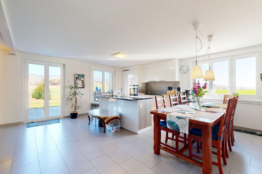 esszimmer mit gipskartonwand, natürliches licht, und sockelleisten