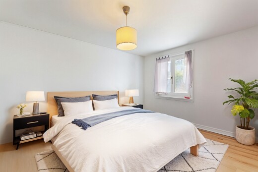 zimmer / schlafzimmer mit gipskartonwand, holzfußboden, natürliches licht, und sockelleisten