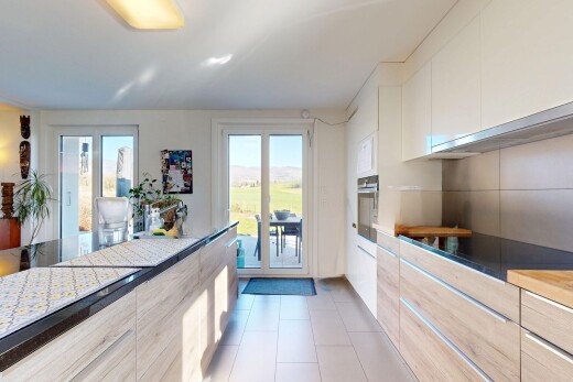 küche mit weiße schränke, natürliches licht, ofen, und herd