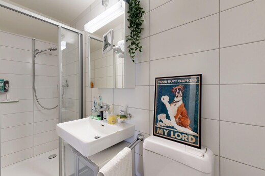 bad mit spiegel, toilette, dusche, fliesenwand, und waschbecken