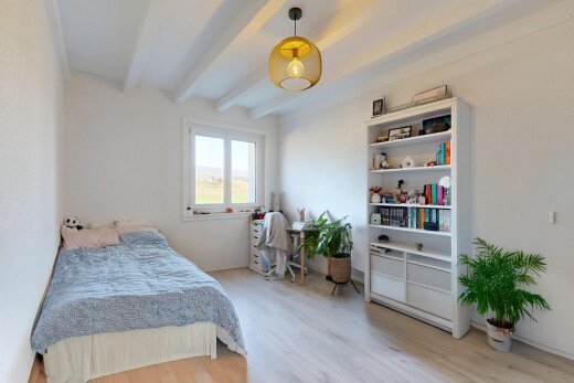 zimmer / schlafzimmer mit holzfußboden, natürliches licht, gipskartonwand, und balkendecke