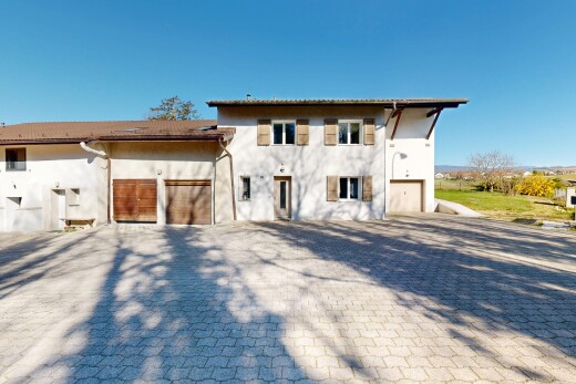 außenansicht mit stuckverkleidung, eingebaute garage, und auffahrt