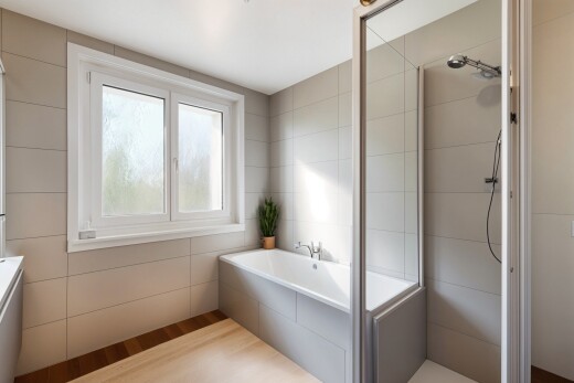 bad mit fliesenwand, dusche, holzfußboden, natürliches licht, und komplettes badezimmer