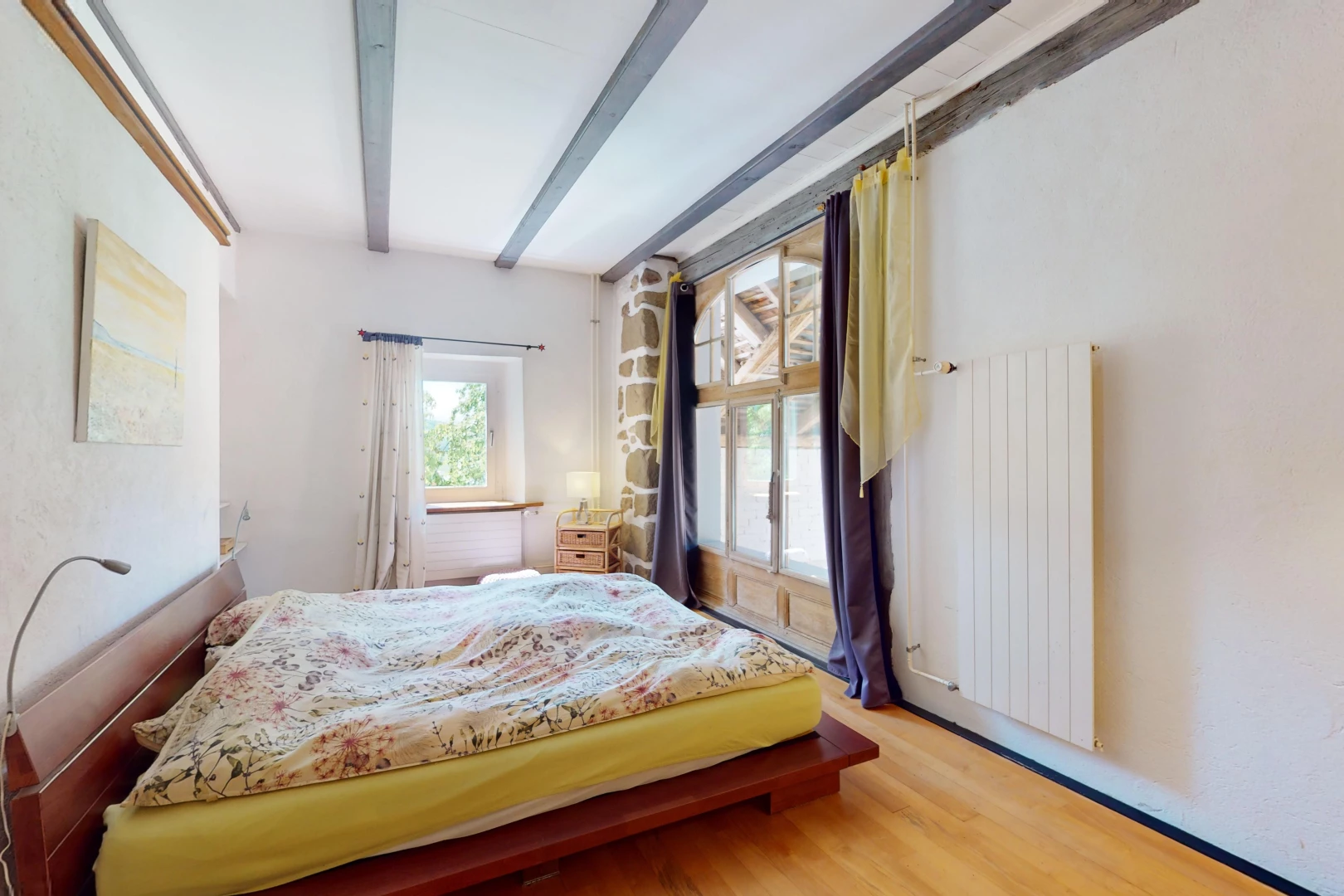 zimmer / schlafzimmer mit kühler, parkettboden, balkendecke, und natürliches licht