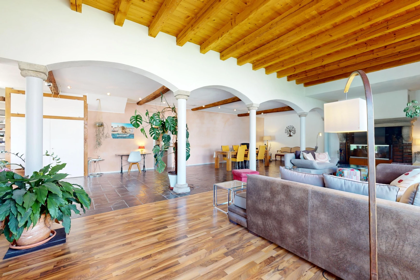 wohnzimmer mit dekorative säulen, parkettboden, kamin, fliesenboden, und holzdecke
