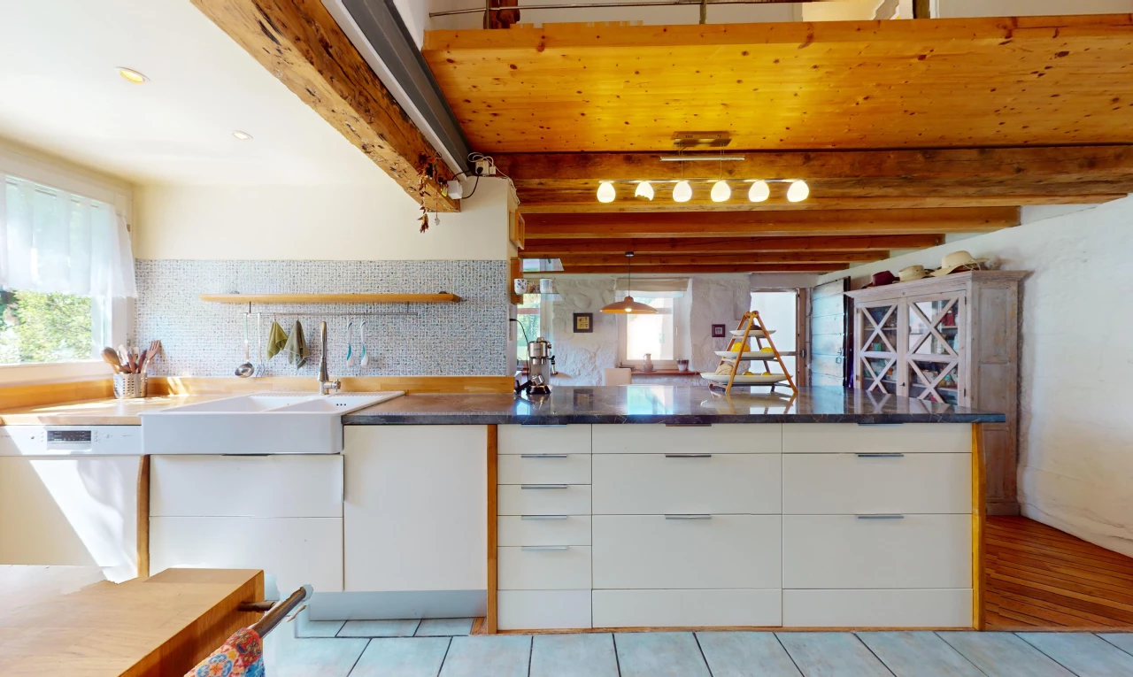 küche mit schränke mit flachen paneelen, weiße schränke, balkendecke, und natürliches licht