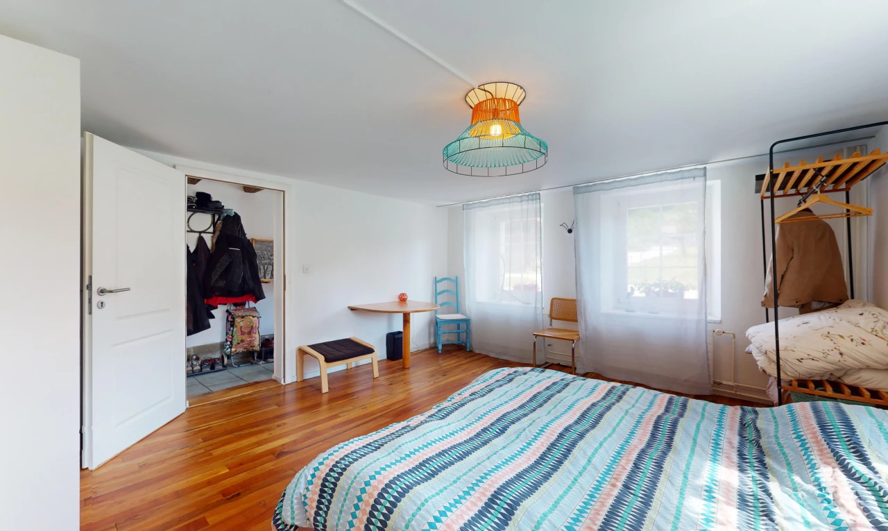 zimmer / schlafzimmer mit parkettboden, natürliches licht, und kleiderschrank