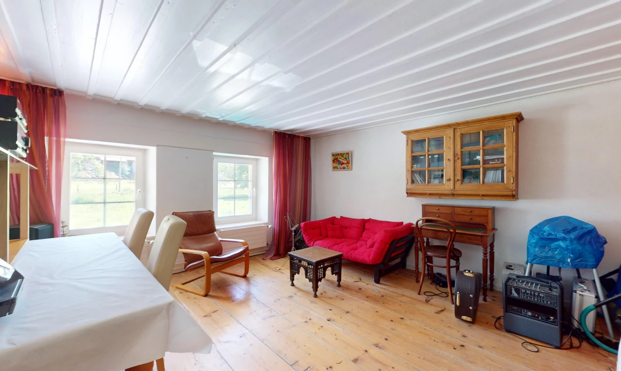 wohn- / esszimmer mit parkettboden und natürliches licht