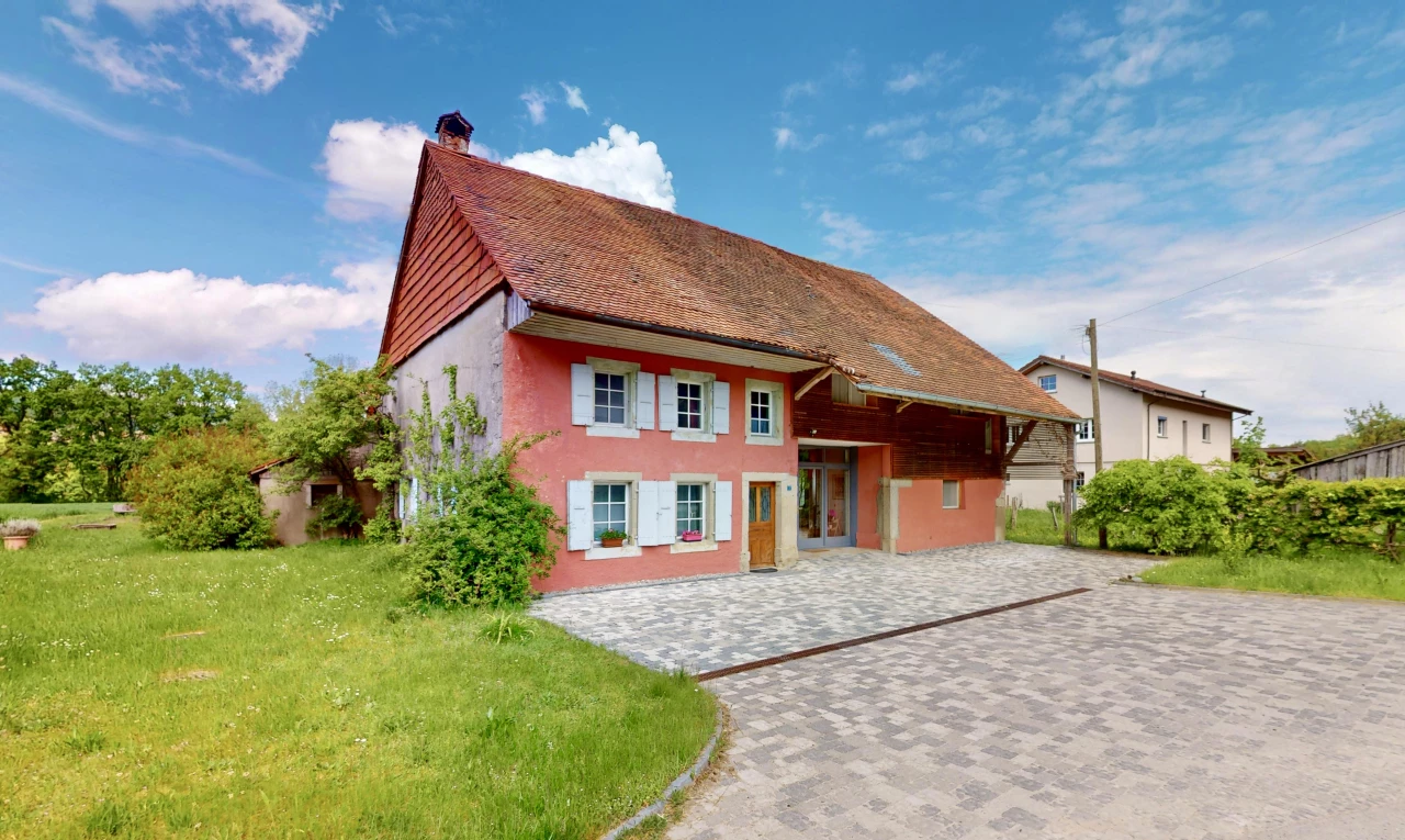 außenansicht mit terrasse und rasen