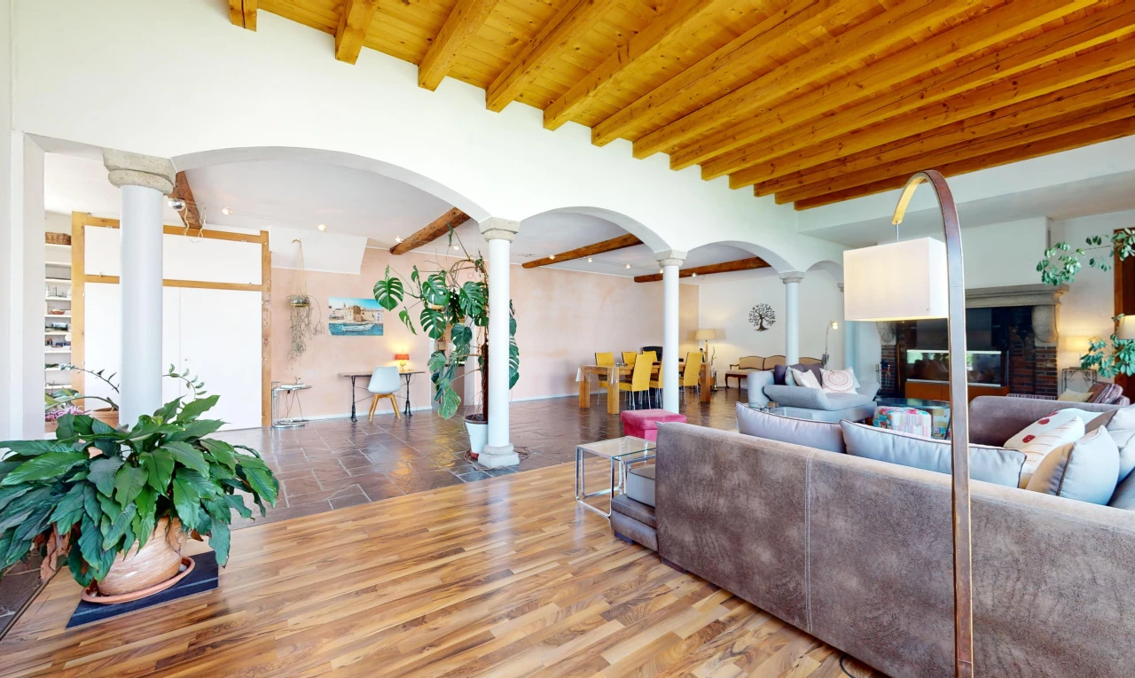 wohnzimmer mit dekorative säulen, parkettboden, kamin, fliesenboden, und holzdecke
