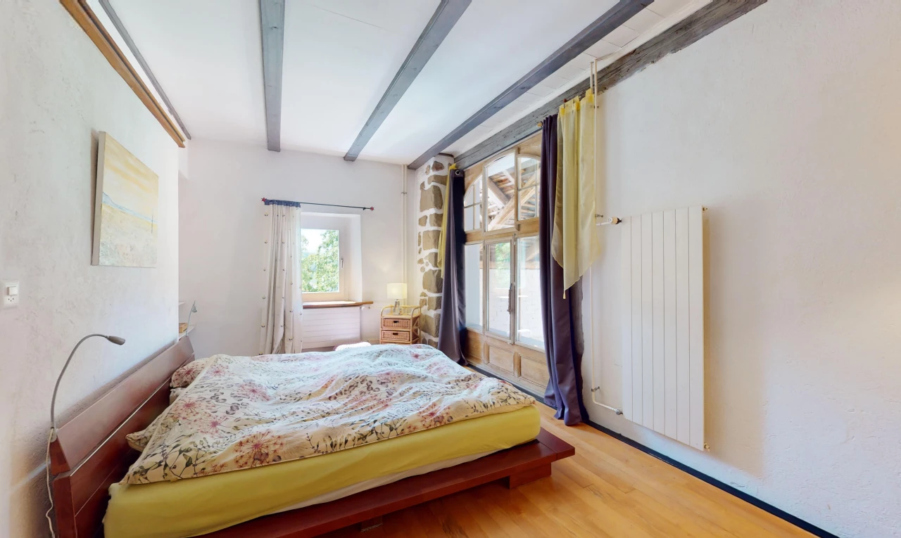 zimmer / schlafzimmer mit kühler, parkettboden, balkendecke, und natürliches licht