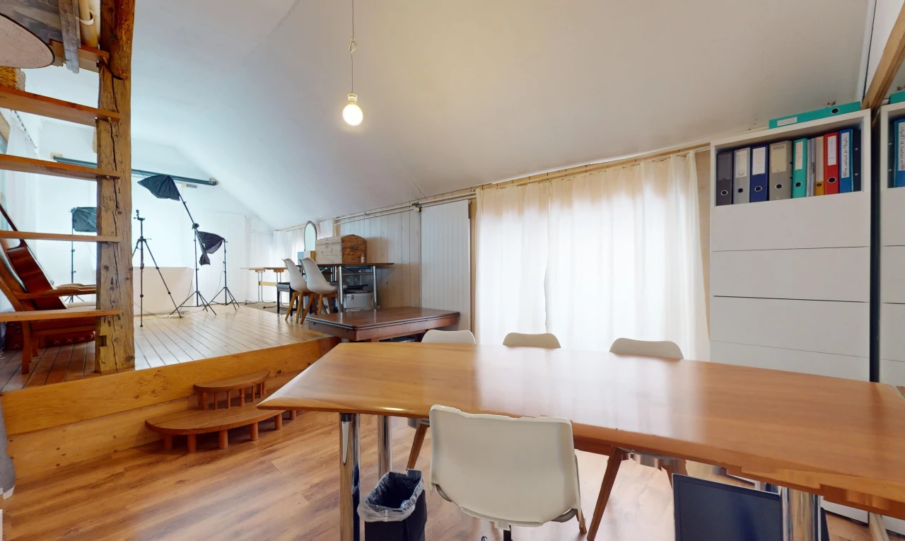 büro mit natürliches licht, parkettboden, und dachschräge
