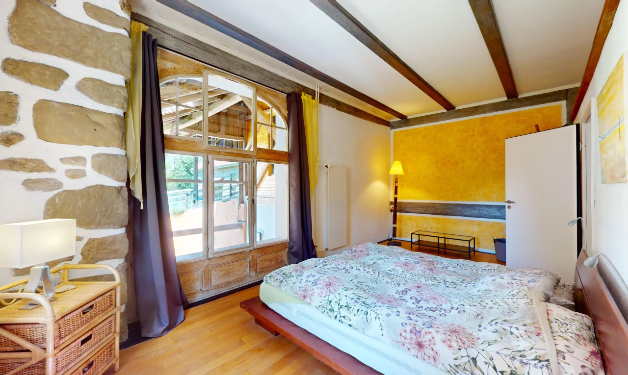 zimmer / schlafzimmer mit parkettboden, balkendecke, und natürliches licht