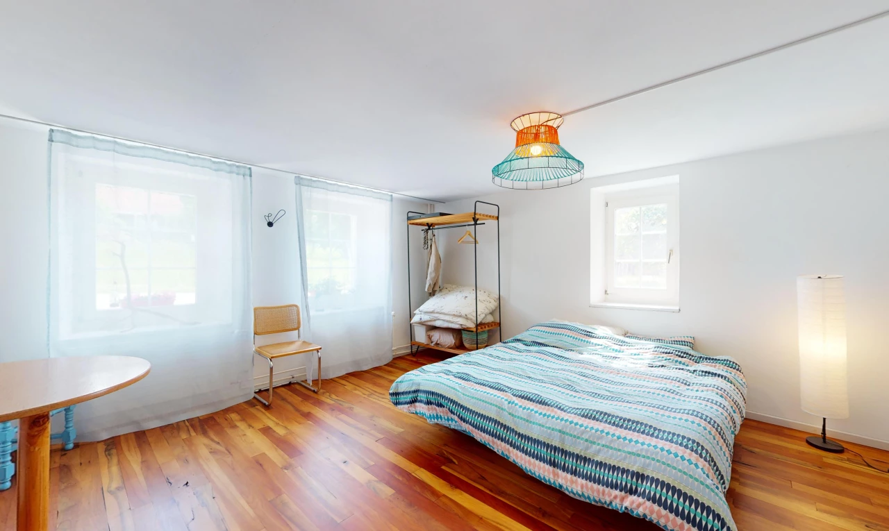 zimmer / schlafzimmer mit parkettboden und natürliches licht