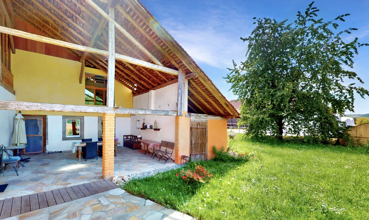 außenansicht mit rasen und terrasse