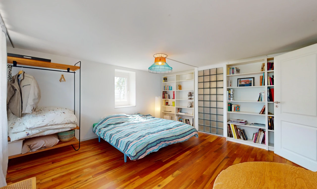 zimmer / schlafzimmer mit parkettboden und natürliches licht