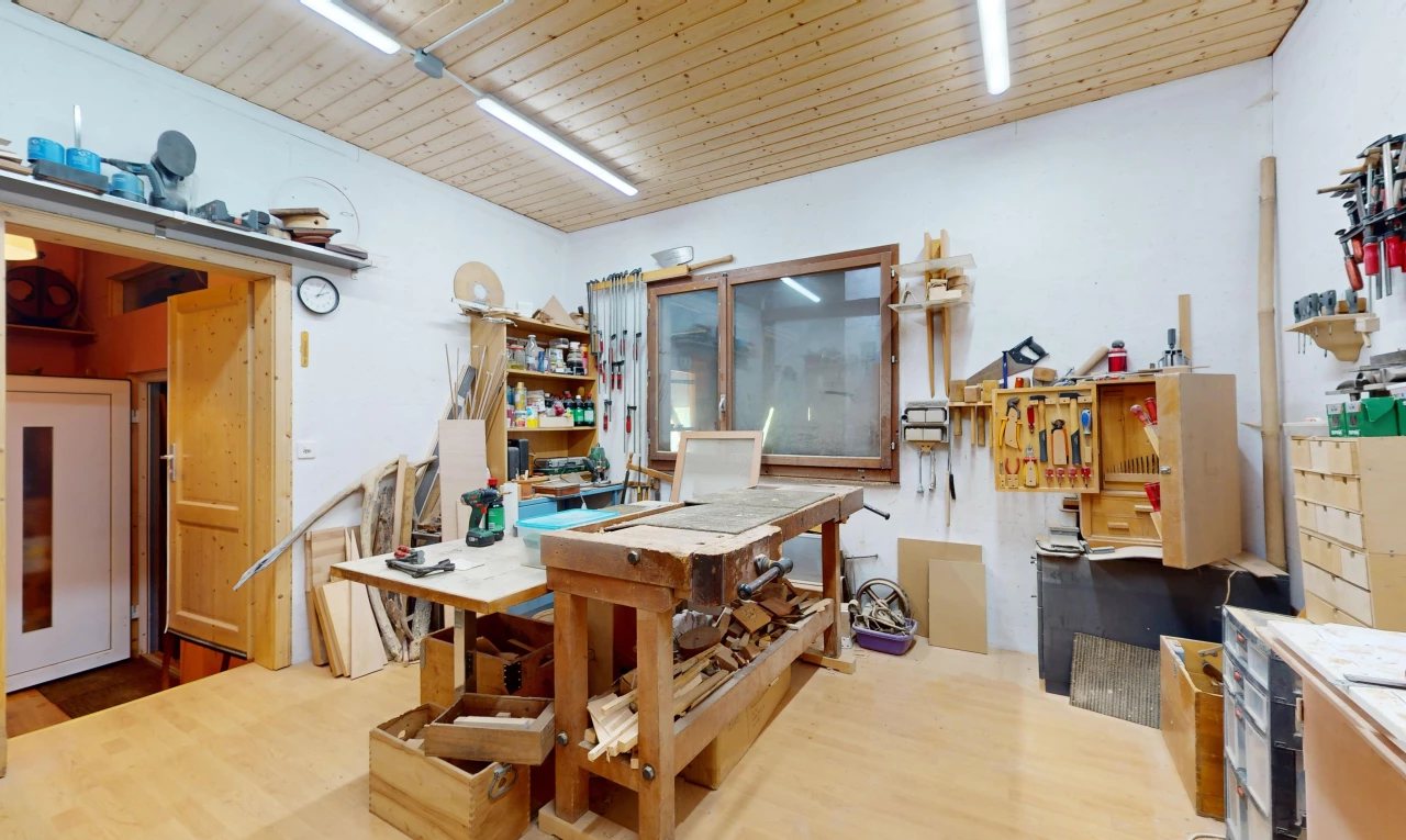esszimmer mit parkettboden und werkstatt