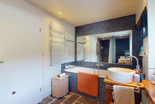 bad mit waschbeckenunterschrank, kühler, spiegel, waschbecken, und fliesenboden