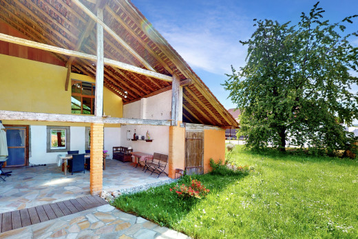 außenansicht mit rasen und terrasse