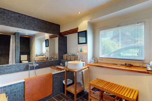 küche mit fliesenboden, durchreichefenster, und natürliches licht