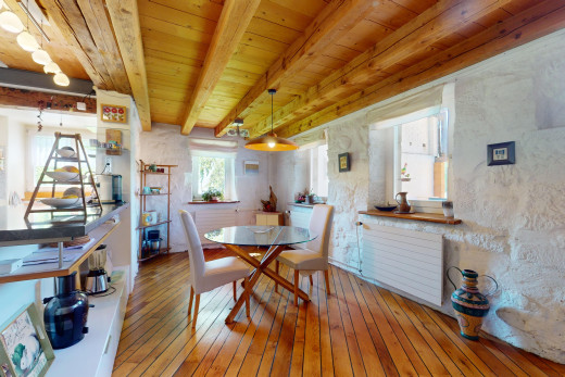 esszimmer mit balkendecke, parkettboden, holzdecke, und natürliches licht