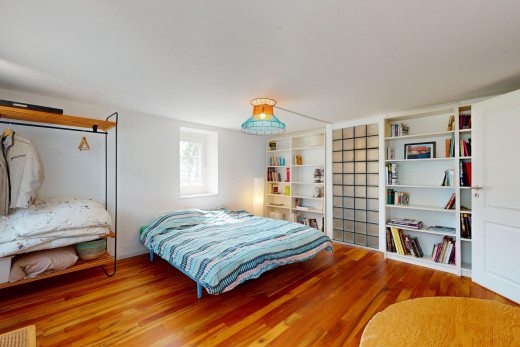 zimmer / schlafzimmer mit parkettboden und natürliches licht