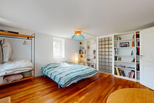zimmer / schlafzimmer mit parkettboden und natürliches licht