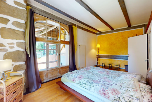 zimmer / schlafzimmer mit parkettboden, balkendecke, und natürliches licht