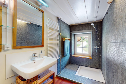 bad mit kühler, spiegel, parkettboden, waschbecken, und natürliches licht