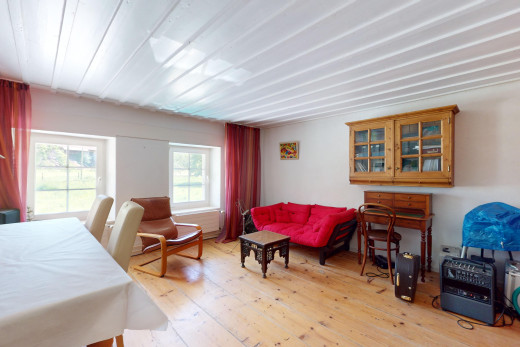 wohn- / esszimmer mit parkettboden und natürliches licht