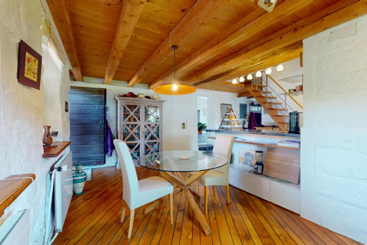 esszimmer mit holzdecke, parkettboden, und balkendecke