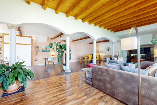 wohnzimmer mit dekorative säulen, parkettboden, kamin, fliesenboden, und holzdecke