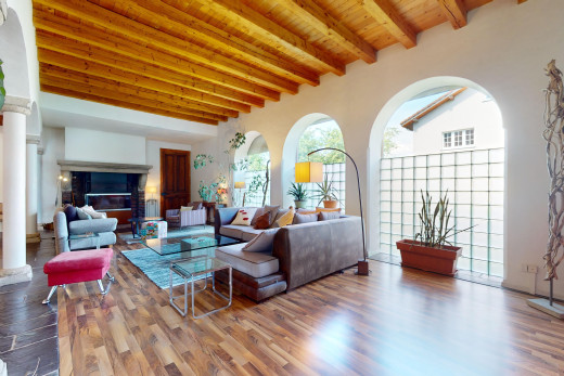 wohnzimmer mit holzdecke, parkettboden, kamin, und natürliches licht